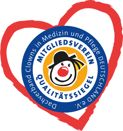 Rundes Logo mit rotem Herzumriss und der Aufschrift „Mitgliedsverein – Qualitätssiegel – Dachverband Clowns in Medizin und Pflege Deutschland e. V.“ sowie einer stilisierten Clownfigur.