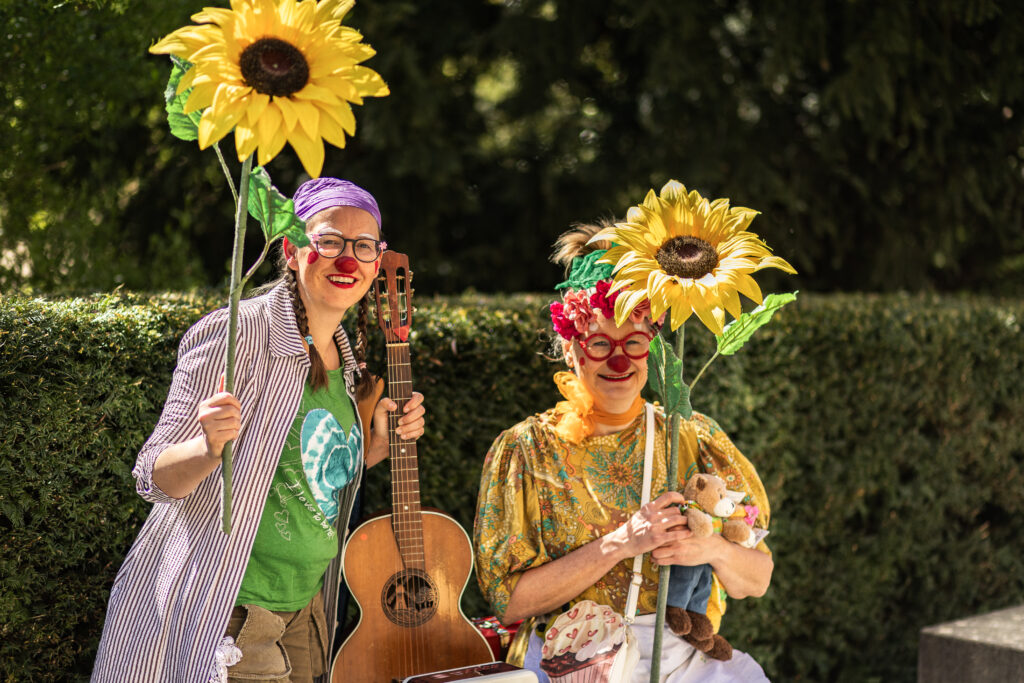 Zwei Clowns lachen in die Kamera
